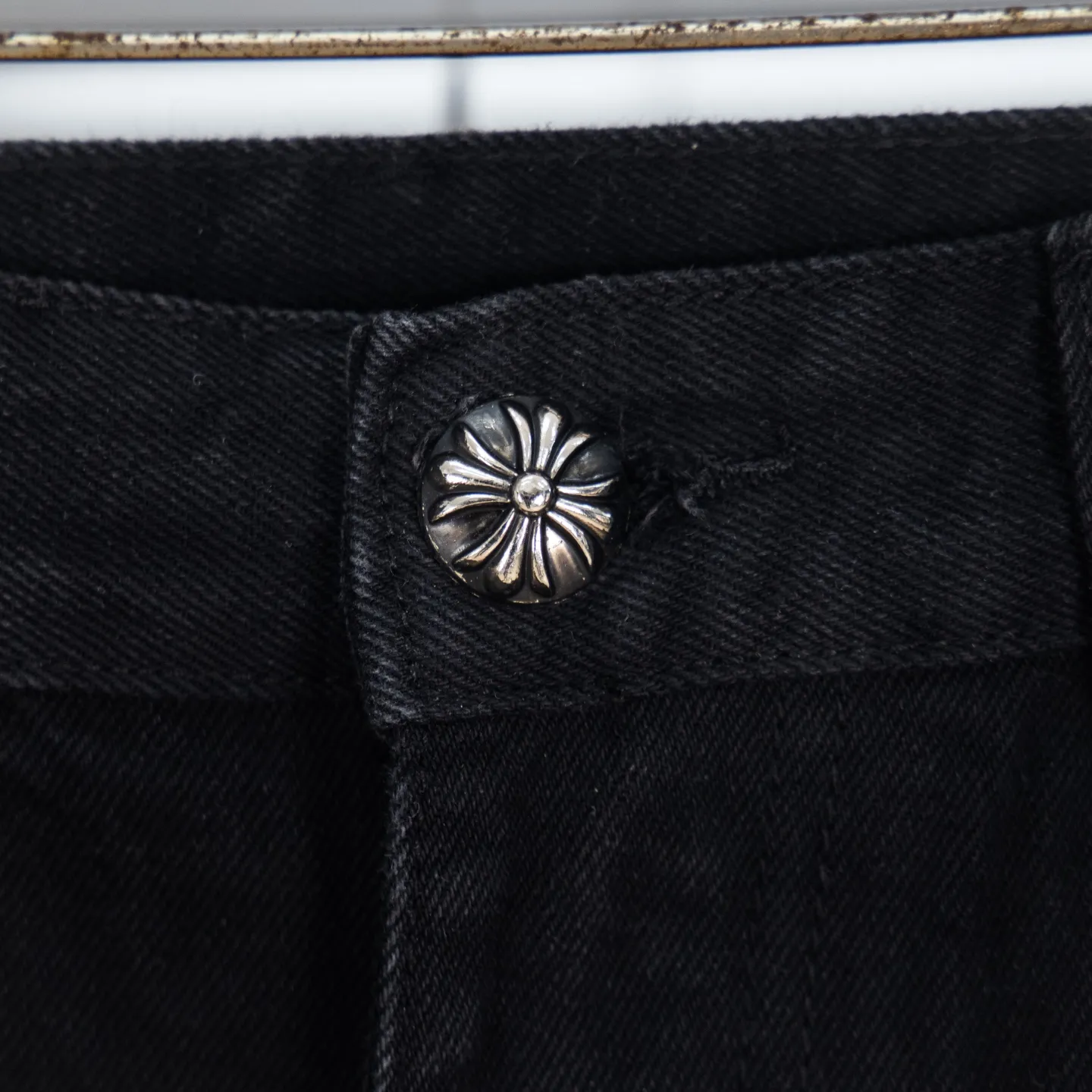 P260 Chrome Hearts Black Pants Sanskrit Yellow and White Patch Leather Jeans CH jeans need to be washed before being dismantled and then hand-stitched with sheepskin cross leather and then spliced ​​together. The whole piece has too many craftsmanship to explain. The patches are decorated with cross patterns and the high-waisted washed jeans! ! Absolutely high-end luxury products, god-level single products and super popular products, made with top heavy industry, a must-see magic weapon. Customized hardware. The fabric is thick and soft after washing. It has good breathability. Customized small leather label. Unique design. The details are simple and elegant, and the workmanship is exquisite. The entire trousers are neatly routed and the details are in place! It’s so cool that both men and women can easily control the genderless trend! Style number: 1874# Color: black Size: 28 30 32 34
